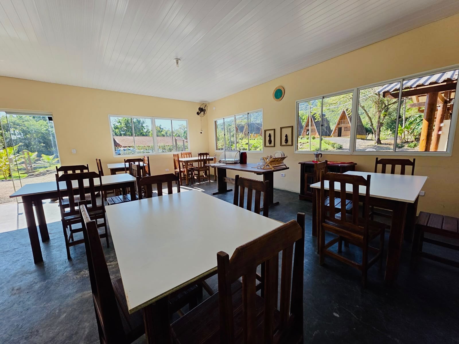 Restaurante equipado para refeições e eventos em grupo